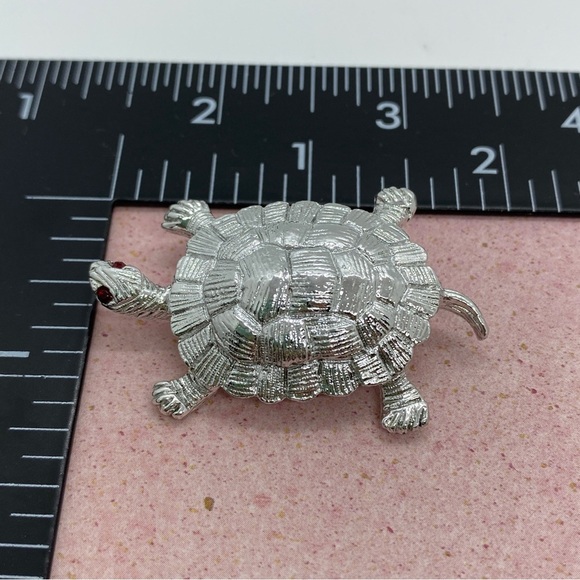 GERRY'S Silvertone Turtle Brooch Red Eyes - Picture 3 of 5